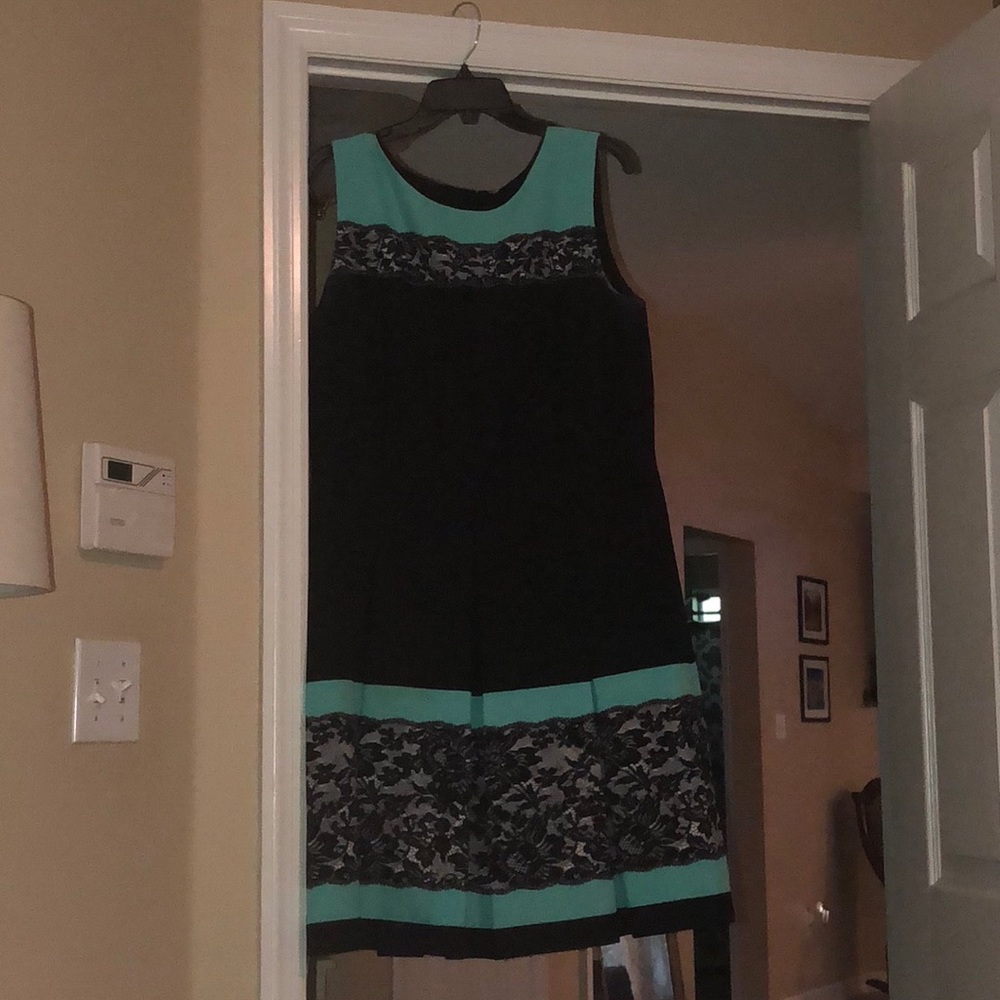 Tahari women’s dress - Picture 2 of 2